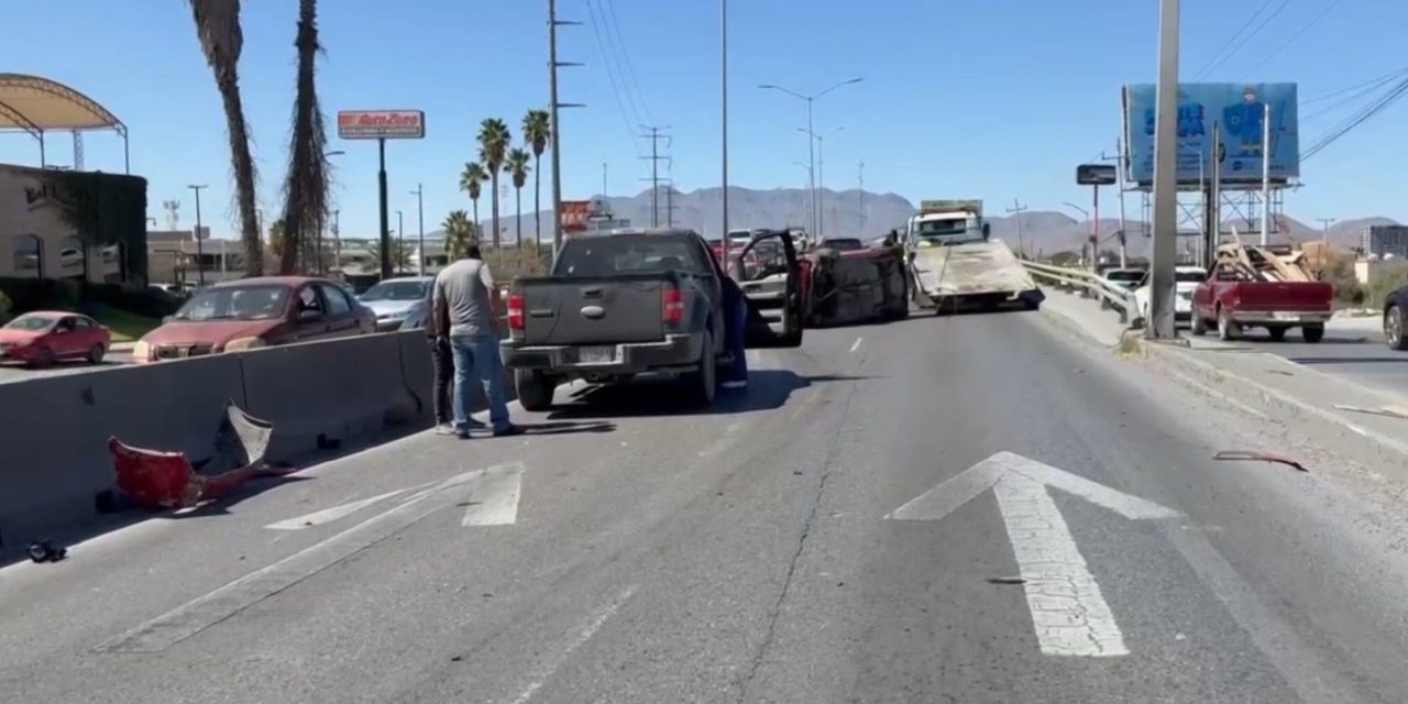 Volcadura en el periférico LEA  deja una mujer lesionada y caos vial