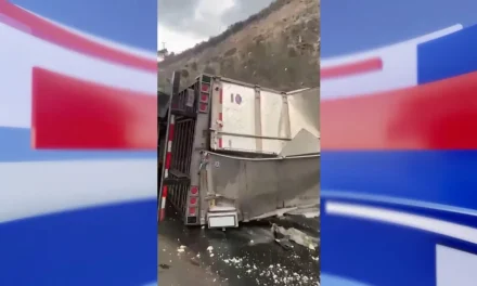 Vuelca tráiler en Los Chorros
