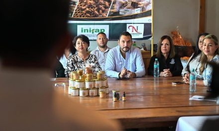 Carlos Villarreal hace equipo con productores para fortalecer al sector apícola
