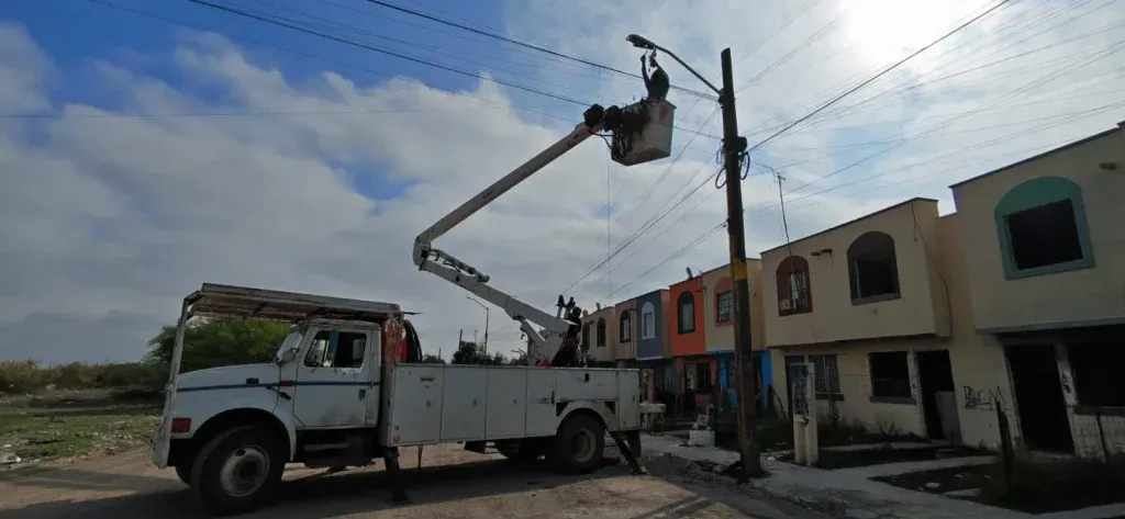 Instalan nuevas luminarias en el municipio de Múzquiz