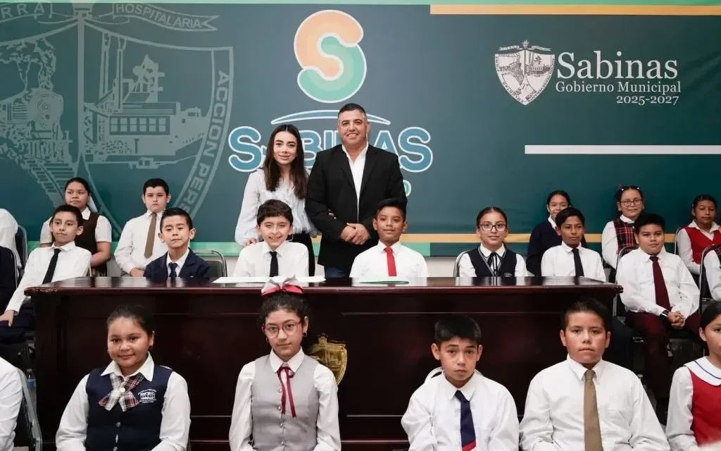 Autoridades municipales instauran al Cabildo Infantil de Sabinas