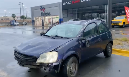 Vuelca vehículo por exceso de velocidad en el bulevar Nazario Ortiz Garza