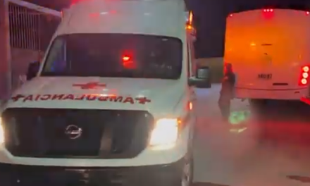 Saltillo: Choque entre camioneta y motocicleta deja tres menores lesionados
