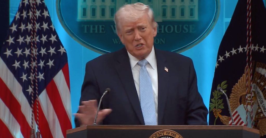 Donald Trump bromea con tomar la presidencia de Venezuela