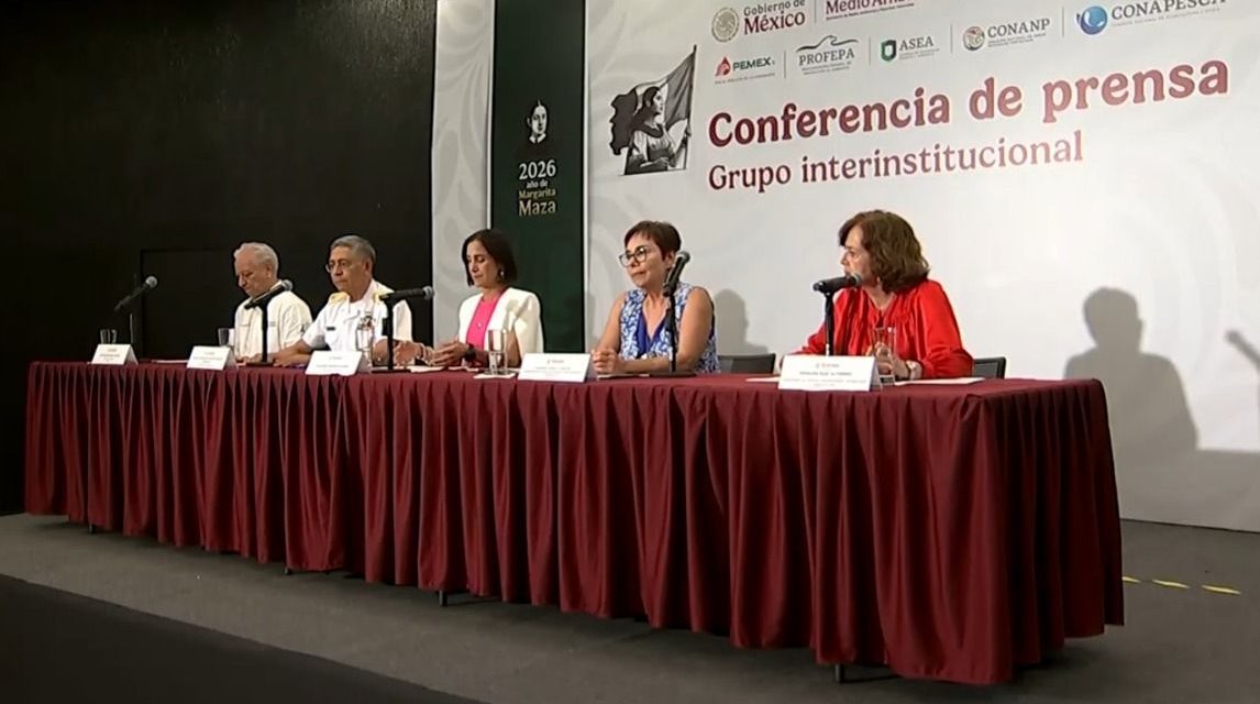 Separan a tres funcionarios por derrame en Golfo de México