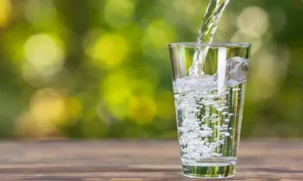 ¿Agua mineral todos los días? Revelan los beneficios y riesgos de esta bebida