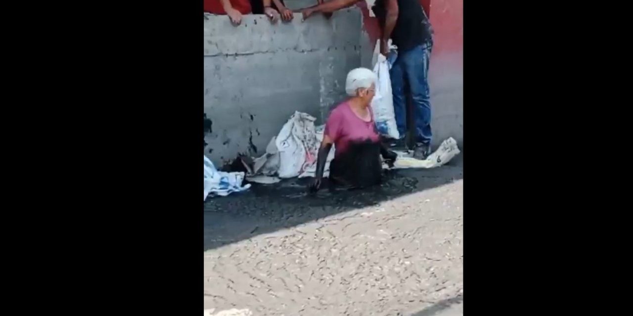 Video: Así rescataron a una anciana tras caer en una coladera abierta en Edomex