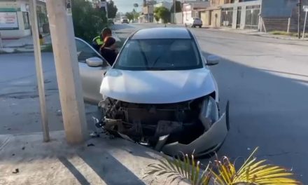 Aparatoso choque deja daños materiales en cruce de Reynosa y Miguel Hidalgo