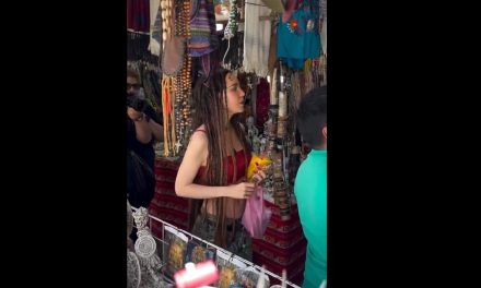 Belinda sorprende a fans al ser captada en la ‘chachara’ en un mercado de la CDMX