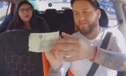 Pasajera intenta pagar con billete falso a conductor de app y lo amenaza con denunciarlo
