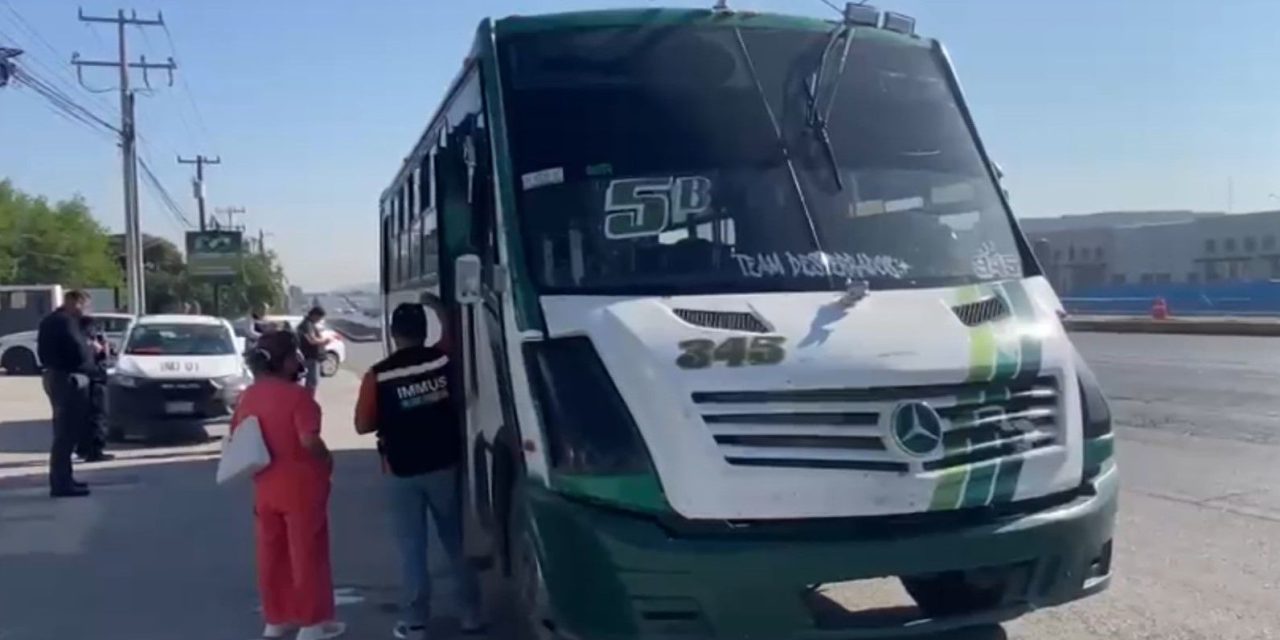 Cae mujer de un transporte público en Saltillo