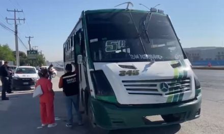 Cae mujer de un transporte público en Saltillo
