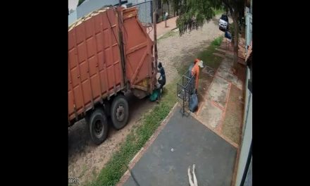 Cosas que pasan una sola vez en la vida: Cámara capta caída de mujer y atropello en cuestión de segundos
