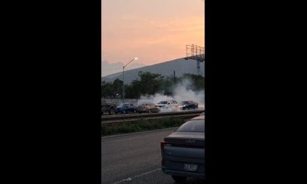 Video: Conductor provoca caos en San Nicolás de los Garza al circular por avenida en sentido contrario… camioneta lo frena
