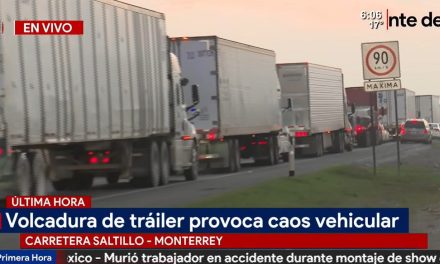 Colapsa la carretera Saltillo-Monterrey tras volcadura de tráiler