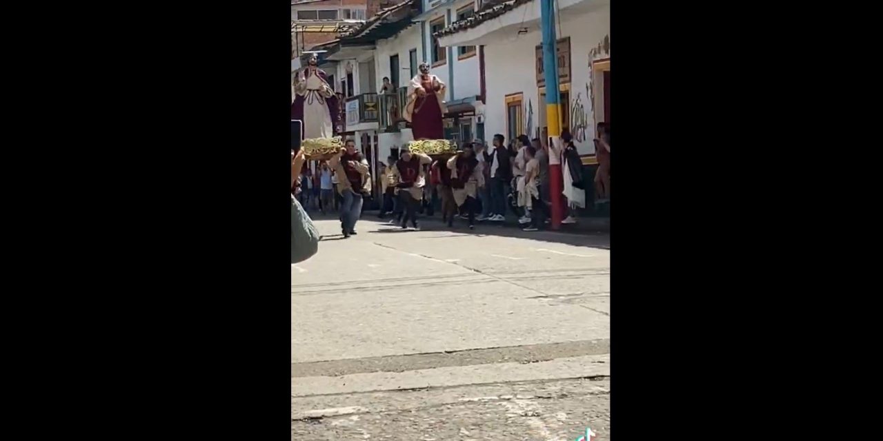 ¿Y cómo festejan la Semana Santa en tu país? Un pueblito de Colombia ‘la rompe’ con la ‘Carrera de Santos’