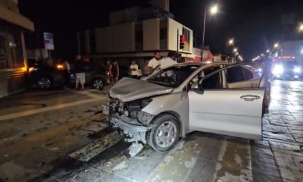 Dos personas chocan en el centro de Saltillo; ambos alegaron que tenían luz verde