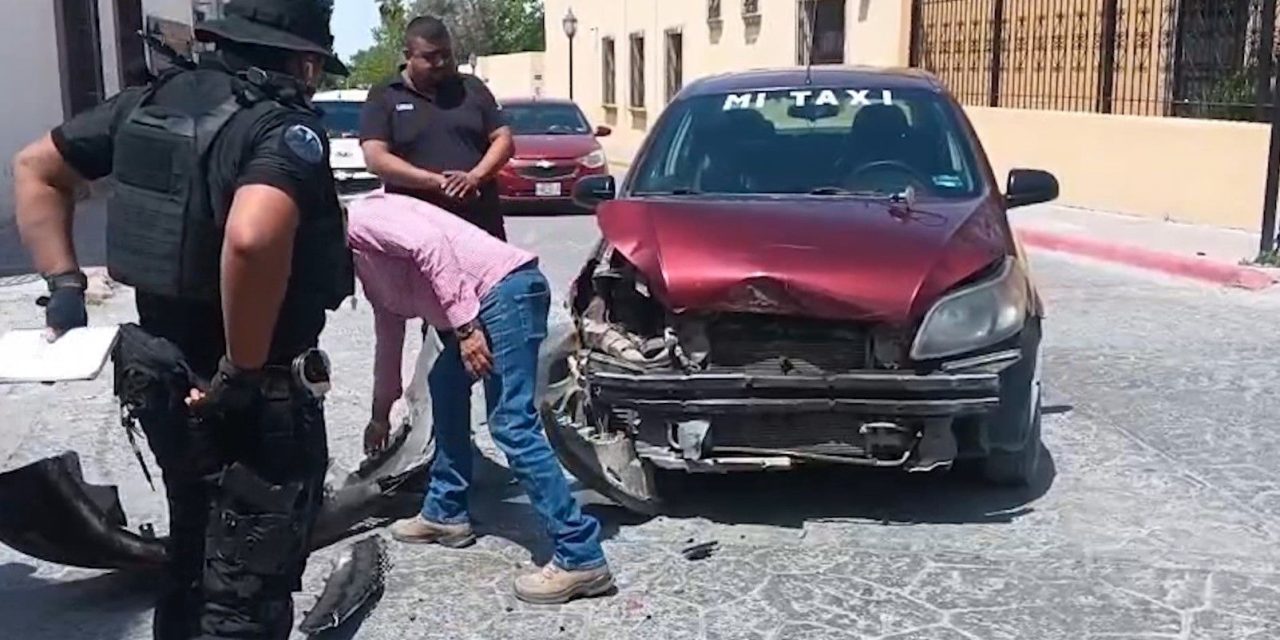 Aparatoso choque en el centro de Parras deja daños materiales