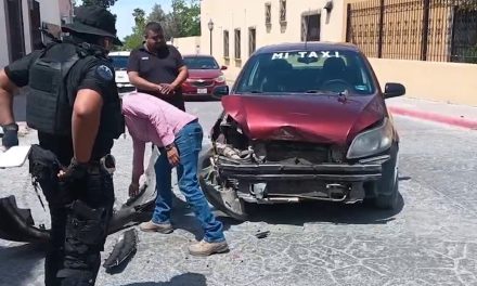 Aparatoso choque en el centro de Parras deja daños materiales