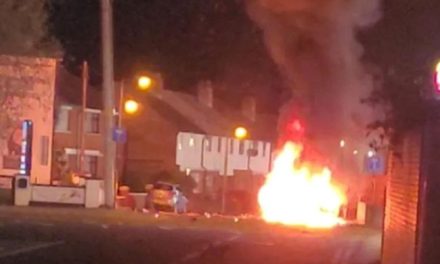Estalla coche bomba frente a comisaría de Dunmurry en Irlanda