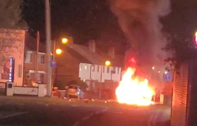 Estalla coche bomba frente a comisaría de Dunmurry en Irlanda