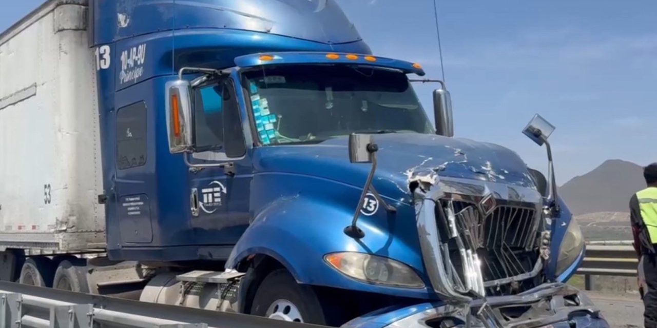 Colapsa la carretera libre Saltillo–Monterrey por choque entre tráileres