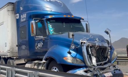 Colapsa la carretera libre Saltillo–Monterrey por choque entre tráileres