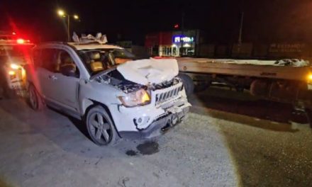 Conductor ebrio provoca choque múltiple al impactar tres vehículos