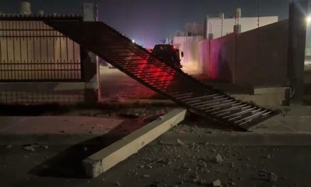 Conductora pierde el control y termina dentro de canal en Misión Cerritos