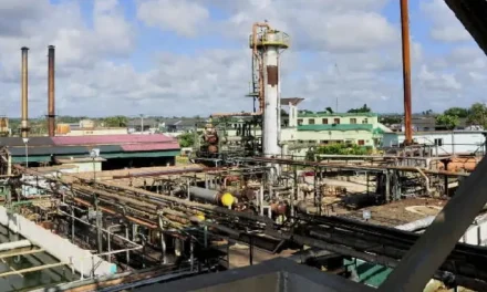 Cuba logra refinar petróleo pesado nacional en medio de crisis energética y caída del turismo