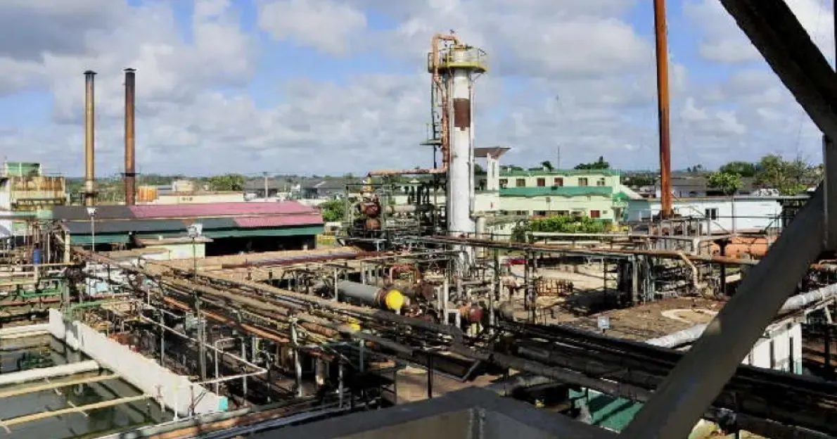 Cuba logra refinar petróleo pesado nacional en medio de crisis energética y caída del turismo