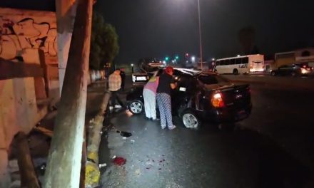 Derrapa y termina volcando en Saltillo