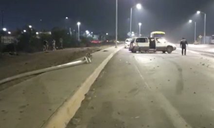Conductora ebria derriba luminaria al saltar el camellón en Saltillo