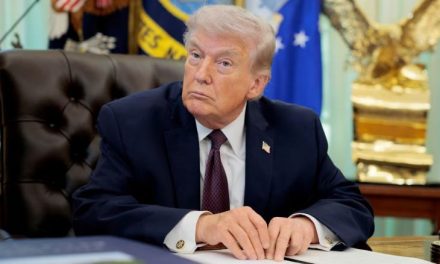 Trump afirma que Irán le pidió un alto el fuego y lo consideraría tras la reapertura del Estrecho de Ormuz