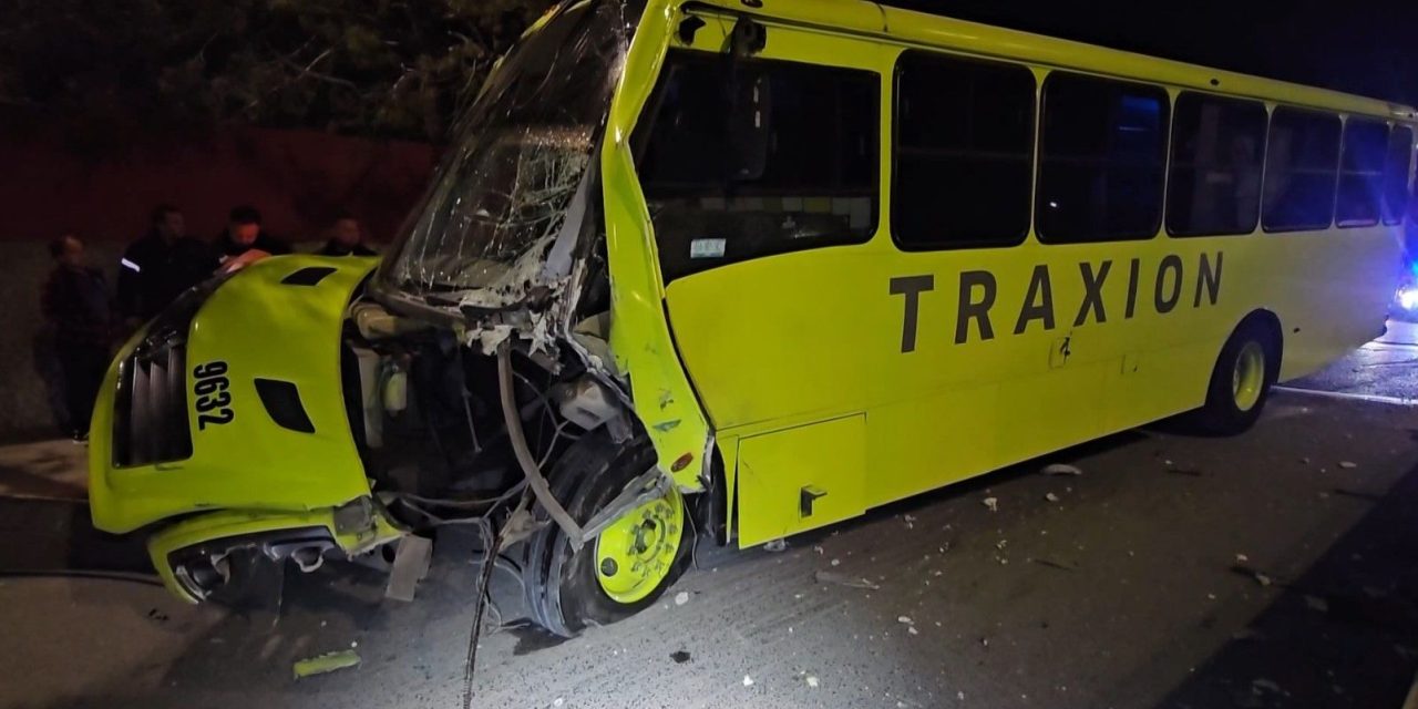 Dormita chofer de transporte de personal y se impacta contra señalética en Saltillo