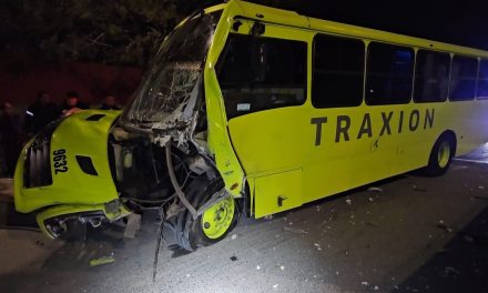 Dormita chofer de transporte de personal y se impacta contra señalética en Saltillo