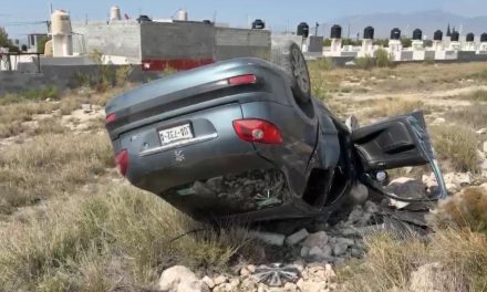 Dos menores lesionados tras volcadura en Mirasierra