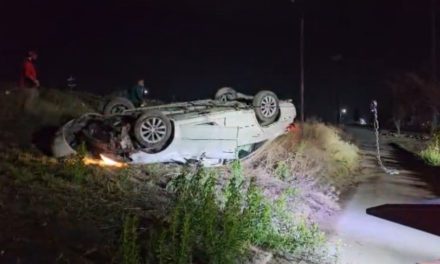 Ebrio vuelca en los límites de Saltillo y Arteaga; no hubo lesionados