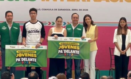 Entrega Manolo Jiménez apoyo a estudiantes de Coahuila