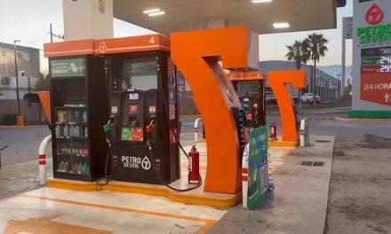 Exhiben a gasolinera de Arteaga por vender caro el combustible