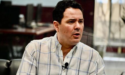 Exhorta diputado a municipios a regular estacionamientos en la vía pública