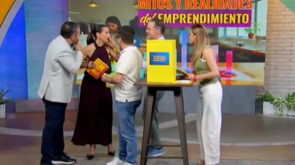 Video: Casi le tiran diente a conductora en programa matutino en México