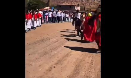 Video: Soldados romanos ‘confunden’ con Jesús a hombre que grababa el viacrucis
