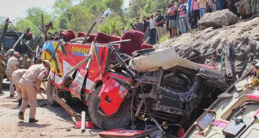 Tragedia en el Himalaya: caída de autobús deja 21 muertos y decenas de heridos