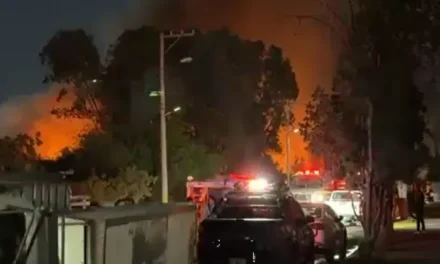 Alerta Ambiental en San Luis Potosí por incendio en fábrica de pilas que genera nube tóxica de litio