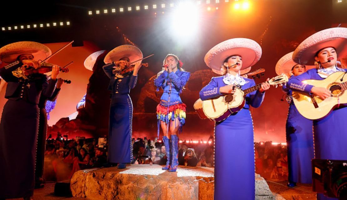 Karol G conquista Coachella con mariachi femenil