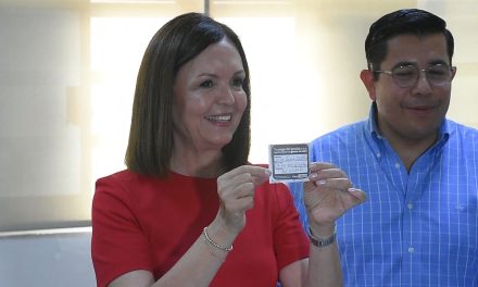 La alcaldesa de Frontera entrega premios a contribuyentes cumplidos