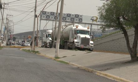 Saltillo: Las pipas estacionadas en vía pública son una bomba de tiempo y causan caos