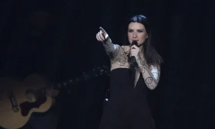 Laura Pausini detiene concierto en Lima para regañar a fans que no cantaban