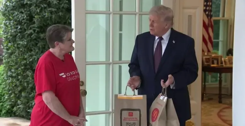 Trump utiliza entrega de McDonald’s en la Casa Blanca para impulsar eliminación de impuestos